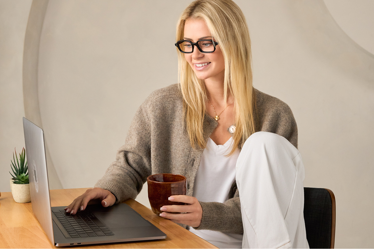 person using virtual try on on their laptop