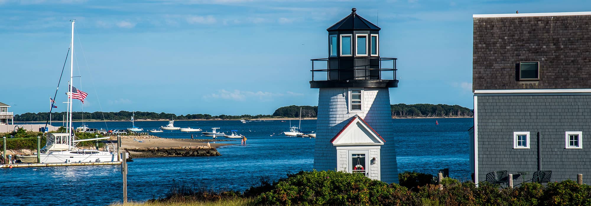 Picture of a lighthouse next to the ocean